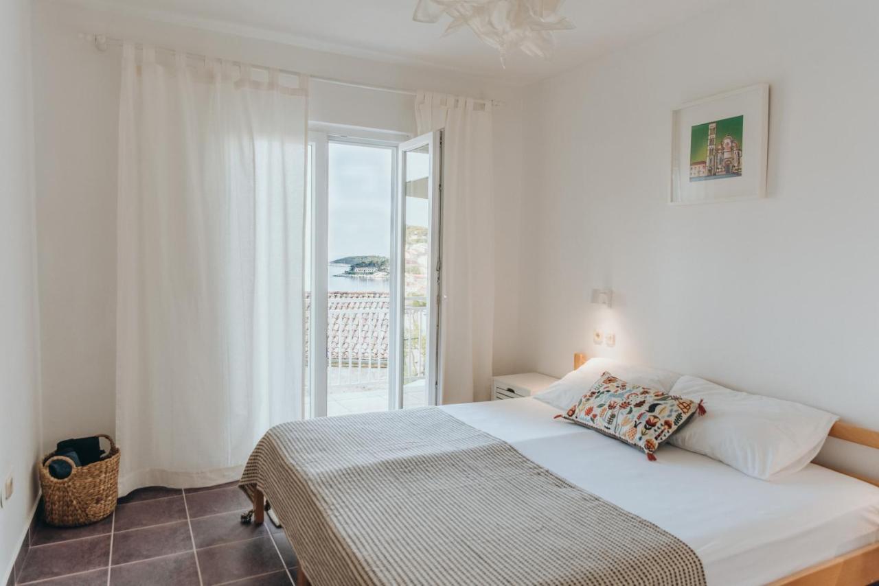Anatota Hvar *